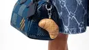 <p>Bukan hanya menambah estetika, LV Croissant Bag Charm berfungsi ganda sebagai kantong mini. Harganya sendiri mencapai Rp15,3 juta. [Dok/louisvuitton.co.id].</p>