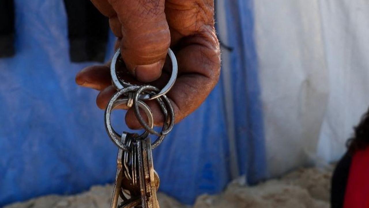 Namun selama sepekan gencatan senjata pada November 2023 lalu, Al-Ferani menerima gambar rumah keluarganya di sebuah apartemen yang ditempati orang tua dan saudara laki-lakinya di kamp pengungsi Jabalia, Gaza utara, telah hancur.