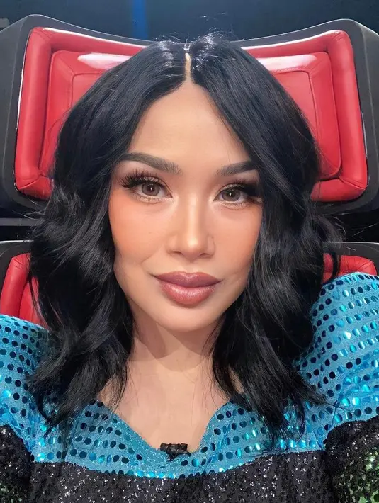 8 .Seperti ini hasil makeup Titi DJ kala menjadi juri di salah satu ajang pencarian bakat. Kali ini, ia tampil dengan makeup natural yang flawless  (Instagram/ti2dj).