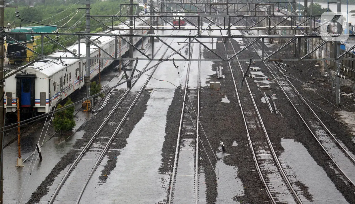 Suasana Stasiun kereta Tanah Abang, Jakarta, Rabu (1/1/2020). Hujan yang mengguyur Jakarta sejak Selasa sore (31/12/2019) mengakibatkan rel terendam dan perjalanan kereta dari dan ke Stasiun Tanah Abang dihentikan sementara. (Liputan6.com/Helmi Fithriansyah)