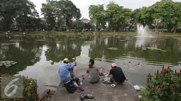 Warga memancing di Taman Situ Lembang, Jakarta, (25/8). Dinas Pertamanan dan Pemakaman DKI menyebutkan total luas RTH di Jakarta sekitar 9,98 persen, padahal luas ideal RTH suatu kota adalah 30 persen dari luas wilayah. (Liputan6.com/Immanuel Antonius)