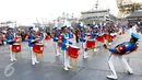 Atraksi Drum Band saat Open Day Kolinlamil di Tanjung Priok, Jakarta, Minggu (24/7). Open Day Kolinlamil diselenggarakan dalam rangka HUT KOLINLAMIL 1 Juli 2016 yang Ke-55. (Liputan6.com/Helmi Afandi)