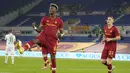 Penyerang AS Roma, Tammy Abraham (kiri) berselebrasi usai mencetak gol ke gawang Lecce pada pertandingan 16 besar Coppa Italia di stadion Olimpiade Roma, Jumat (21/1/2022). AS Roma menang atas Lecce 3-1. (AP Photo/Alessandra Tarantino)