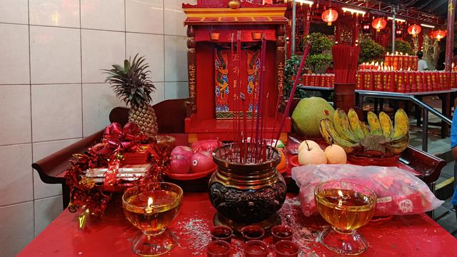 Lampion dan lilin merah tampak mendominasi dekorasi Klenteng Toa Se Bio yang buka 24 jam selama Imlek. (Liputan6/Rifqy Alief)