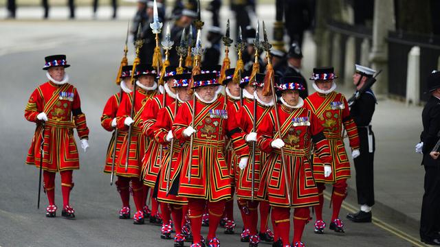 Yeoman of the Guard di pemakaman Ratu Elizabeth II di London, 19 September 2022. (Foto: AP Photo/Petr David Josek, Pool)