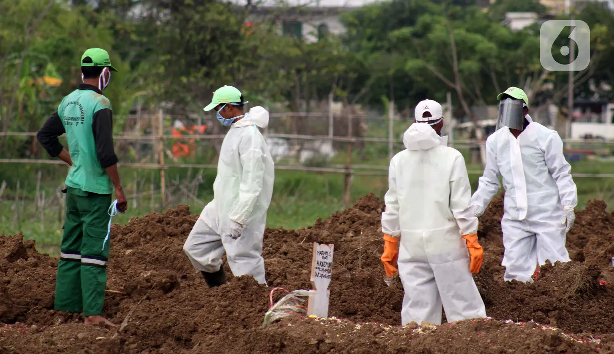 Petugas menyiapkan pemakaman pasien Covid-19 di TPU Tegal Alur, Jakarta, Rabu (15/4/2020). Juru bicara pemerintah untuk penanganan virus corona Achmad Yurianto menyampaikan per Rabu (15/4) jumlah pasien terkonfirmasi 5.136 dan meninggal 469 orang serta sembuh 446. (Liputan6.com/Helmi Fithriansyah)