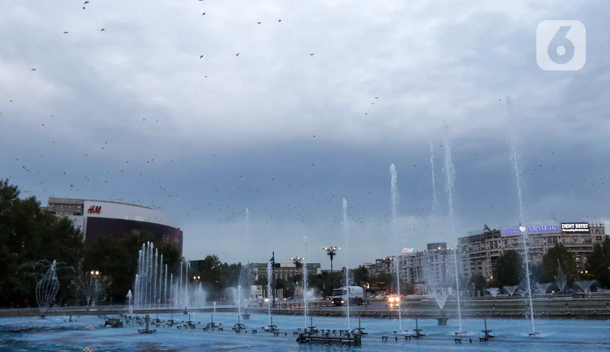 Suasana di lokasi air mancur di kawasan Piata Unirii, Bucharest, Rumania. Ada pertunjukan warna, musik, dan proyeksi 3D yang fantastis di atas air. (Liputan6.com/Herman Zakharia)