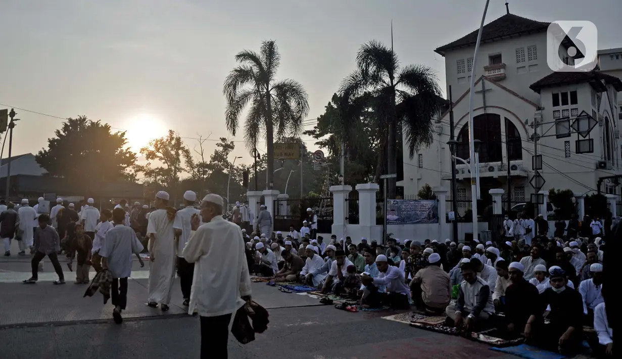 <p>Umat muslim saat tiba untuk mengikuti sholat Idul Fitri 1443 Hijriah di kawasan Jatinegara, Jakarta Timur, Senin (2/5/2022). Setelah sempat ditiadakan selama dua tahun akibat pandemi Covid-19, Simpang Jatinegara kembali digunakan warga untuk menggelar salat Idul Fitri. (merdeka.com/Iqbal S. Nugroho)</p>