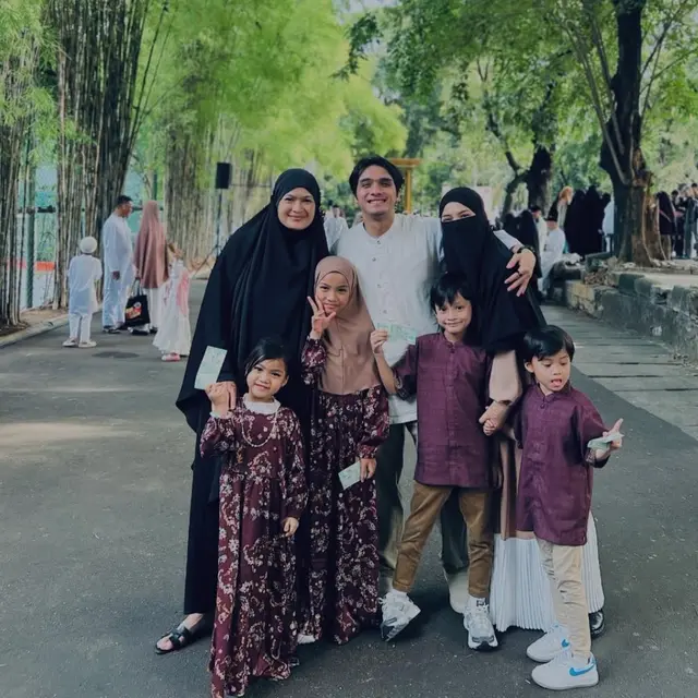 Ricky Harun dan Herfiza Novianti bersama keempat anak dan Donna Harun, sang nenek di hari lebaran