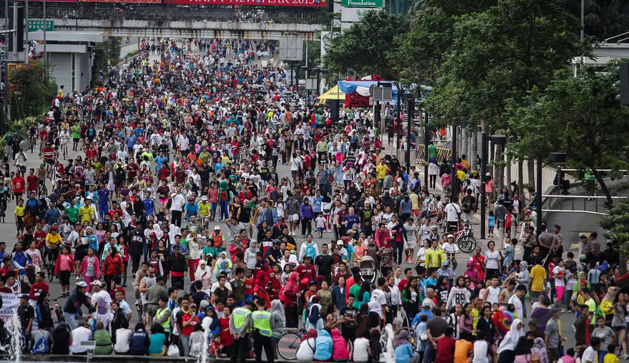 Ribuan orang memadati jalan Sudirman Jakarta saat Hari Bebas Kendaraan Bermotor (HBKB) terakhir di tahun 2014, Jakarta, Minggu (28/12/2014). (Liputan6.com/Faizal Fanani)