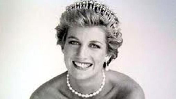 Diana tewas dalam kecelakaan maut di terowongan Alma, Paris, Prancis. Insiden Nahas tersebut juga menewaskan kekasihnya Dodi Al Fayed (Wikipedia). 