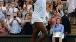 Petenis AS, Cori Gauff berselebrasi usai mengalahkan petenis Slovenia, Polona Hercog dalam pertandingan putaran ketiga Kejuaraan Tenis Wimbledon 2019 di London, Inggris (5/7/2019). Sebelumnya petenis 15 tahun ini berhasil mengalahkan Venus Williams dan Magdalena Rybarikova.  (AP Photo/Ben Curtis)