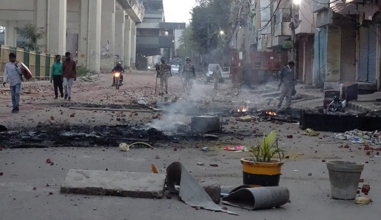 Sebuah jalan dirusak dalam bentrok antara massa pendukung dan penentang Undang-Undang Kewarganegaraan baru di Bhajanpura, New Delhi, India, Selasa (25/2/2020). Bentrokan ini menjadi yang terburuk sejak Desember lalu. (AP Photo/Dinesh Joshi)