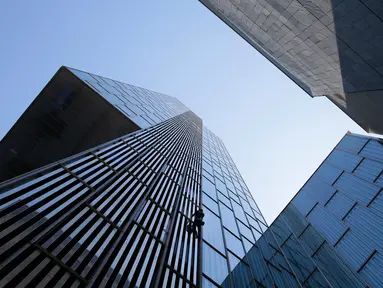 Pemanjat asal Prancis Alain Robert, saat memanjat Melia Barcelona Sky Hotel di Spanyol, Senin (12/6). Pria yang dijuluki Spiderman Prancis itu memamerkan aksi terbarunya memanjat gedung setinggi 116 meter tanpa pengaman. (AP Photo/Manu Fernandez)