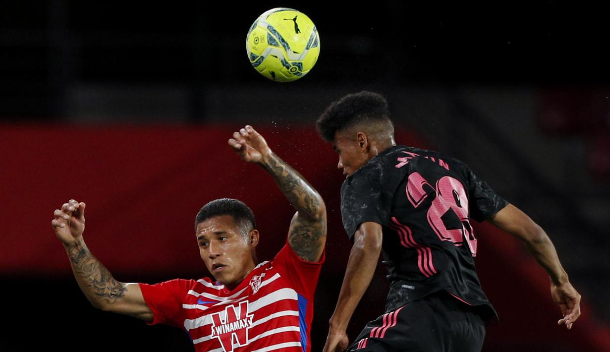 Striker Granada, Darwin Machis (kiri) berduel udara dengan gelandang Real Madrid, Marvin Park dalam laga lanjutan Liga Spanyol 2020/2021 pekan ke-36 di Los Carmenes Stadium, Granada, Kamis (13/5/2021). Granada kalah 1-4 dari Real Madrid. (AP/Fermin Rodriguez)
