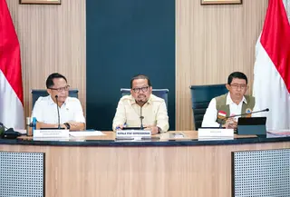 Konferensi pers Rabu (25/3): M. Qodari (Kepala Kantor Staf Kepresidenan), Tito Karnavian (Menteri Dalam Negeri sekaligus Ketua Satgas Percepatan Rehabilitasi dan Rekonstruksi Pascabencana), dan Suharyanto (Kepala Badan Nasional Penanggulangan Bencana).