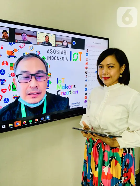 Div. Head of Digital Solution Tower Bersama, Nia Kurnianingsih berinteraksi virtual dengan Ketua Umum Asosiasi IoT Indonesia, Teguh Prasetya dalam Kelas Virtual Konsultasi Bisnis dan Pembukaan IoT Makers Creation 2020, di Jakarta, Rabu (26/8/2020). (Liputan6.com/Pool)