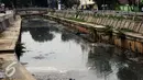 Kondisi aliran sungai yang melintasi kawasan Raden Saleh, Jakarta, Selasa (16/2/2016). Kondisi air terlihat kotor dan berbau serta terlihat banyak tumpukan sampah. (Liputan6.com/Helmi Fithriansyah)