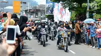 Warga menyapa Presiden Joko Widodo atau Jokowi saat mengendarai motor Chopper di Sukabumi, Jawa Barat, Minggu (8/4). Jokowi tampil seperti layaknya anak muda. (Liputan6.com/Pool/Biro Pers Setpres)