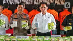 Direktur Tindak Pidana Narkoba Bareskrim Polri Brigjen Pol Krisno Halomoan Siregar (kemeja putih) menunjukkan barang bukti sabu dan ekstasi di Mabes Polri, Jakarta, Rabu (22/2/2023). Bareskrim Polri menggagalkan upaya peredaran narkotika jenis sabu jaringan Malaysia dengan mengungkap dua kasus peredaran narkotika di wilayah Sulawesi Selatan dan Aceh sepanjang Februari 2023. (Liputan6.com/Angga Yuniar)