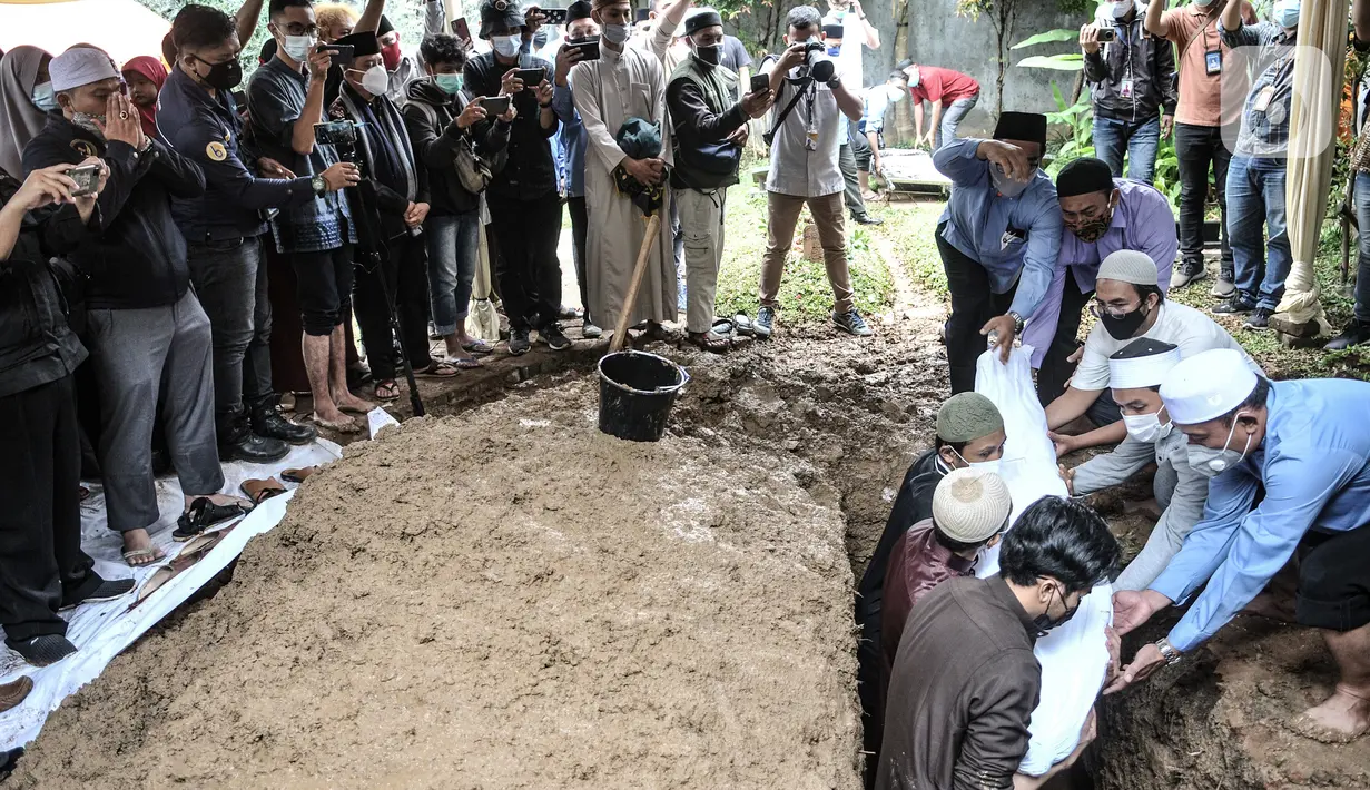 Suasana saat pemakaman Ustaz Maaher di Pondok Pesantren Daarul Quran, Cipondoh, Tangerang, Banten, Selasa (9/2/2021). (merdeka.com/Iqbal S. Nugroho)