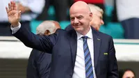 Gianni Infantino, Presiden FIFA, melambaikan tangan kepada penonton sebelum pertandingan babak 16 besar Piala Dunia Antarklub 2025 antara CR Flamengo dan FC Bayern M&uuml;nchen di Hard Rock Stadium pada 29 Juni 2025 di Miami Gardens, Florida. (Michael Reaves/Getty Images via AFP)