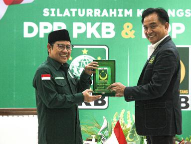 Ketua Umum Partai Bulan Bintang (PBB) Yusril Ihza Mahendra menyambangi Ketua Umum PKB Muhaimin Iskandar alias Cak Imin di Kantor DPP PKB, Jakarta Pusat, Kamis (16/3/2023). (Liputan6.com/Faizal Fanani)