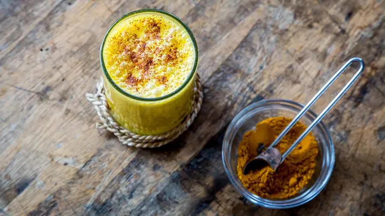 3 Manfaat Ajaib Susu Kunyit Sebelum Tidur, Termasuk Tidur Lebih Nyenyak