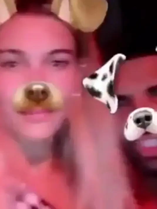 Seperti yang dilansir oleh Aceshowbiz (01/06/16), Drake dan Hailey saling mesra, bahkan mencium satu sama lain di sebuah klub malam, Madison Beer. (snapchat/Bintang.com)