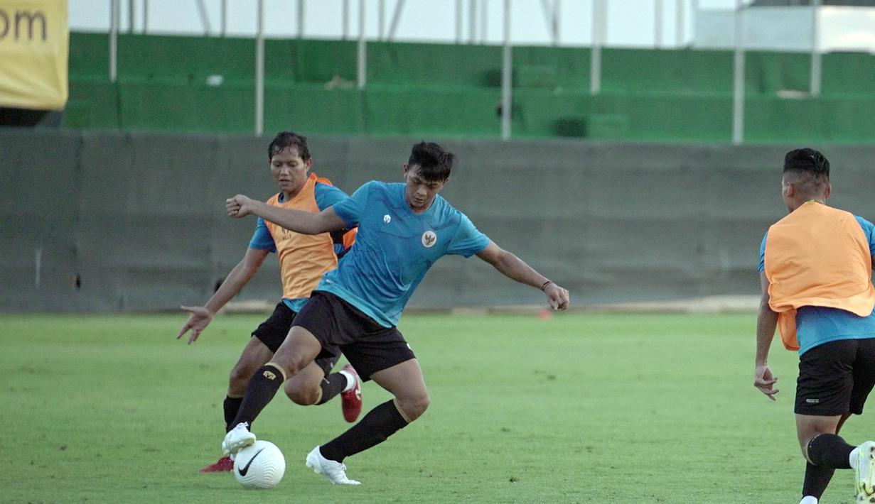 Adam Alis dan Sadam Emiruddin Gaffar sangat antusias dengan porsi latihan yang diberikan oleh pelatih Shin Tae-yong. (Foto: Dokumentasi PSSI)