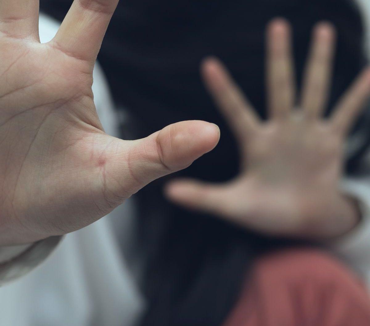 Seorang siswi SMP di Palembang inisial SM (14), menjadi korban pelecehan seksual oleh pemotor tak dikenal. Korban mengalami trauma berat dan merasa sakit di bagian dadanya.
