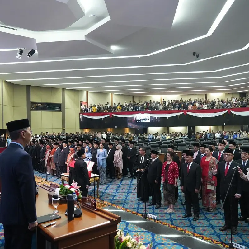 6 Gaya Tina Toon Kenakan Kebaya Jumputan Merah, Dilantik Jadi Anggota DPRD DKI Jakarta untuk Kedua Kalinya