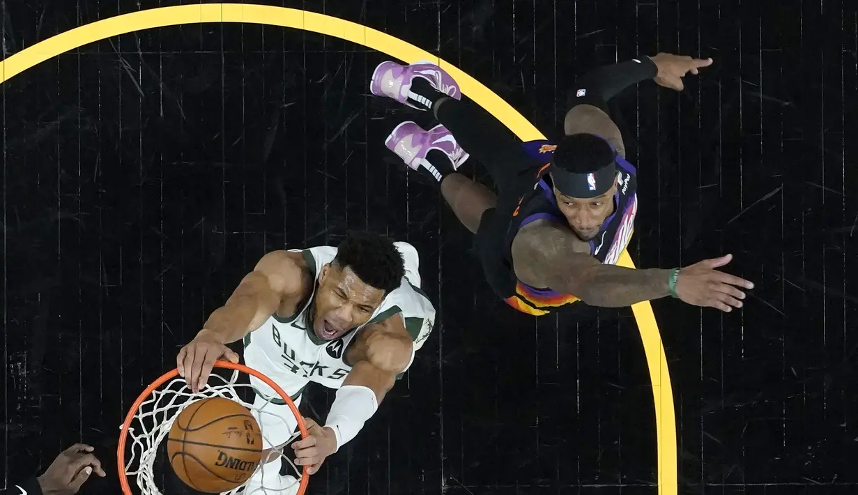 Sebelum quarter keempat, kedua tim bermain tidak terlalu agresif. Pemain bintang Bucks, Giannis Antetokounmpo (kiri bawah) hanya mampu mencetak 17 poin hingga penghujung quarter ketiga, ketika Phoenix Suns unggul 20 poin. (Foto: Getty Images via AFP/Pool/Matt York)