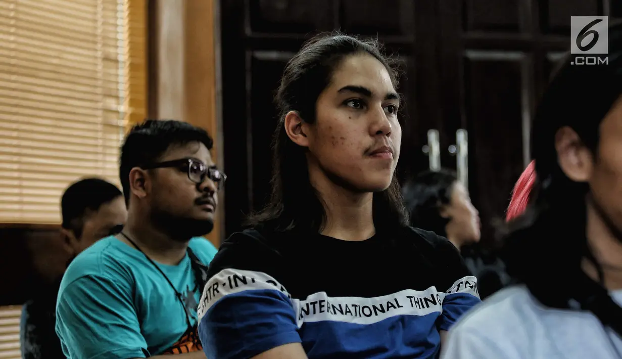 Anak kedua musisi Ahmad Dhani, El Rumi menghadiri sidang lanjutan kasus ujaran kebencian yang melibatkan sang ayah di PN Jakarta Selatan, Senin (17/9). Sidang beragendakan pemeriksaan saksi meringankan. (Liputan6.com/Faizal Fanani)