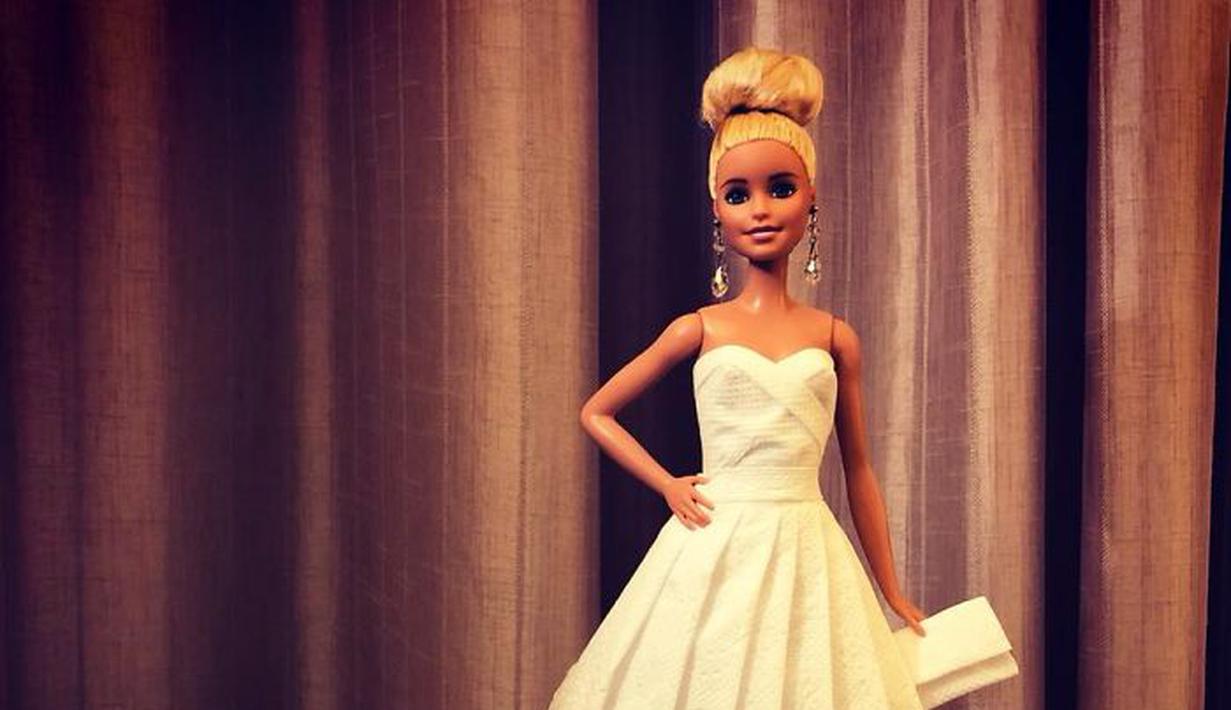 Bagai Desainer Pria Ini Bikin Baju Baju Barbie Cantik Dari Tisu