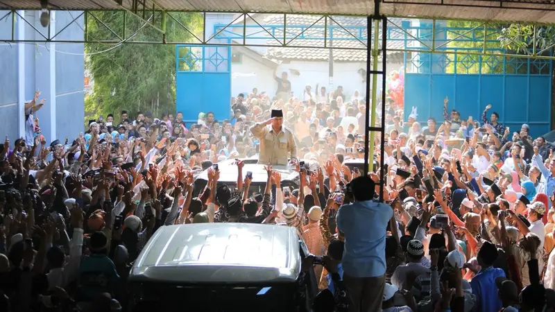 Calon wakil presiden Prabowo Subianto, mendapat sambutan hangat pasukan Baser NU dan ribuan santri Pondok Pesantren Attayhidiyah, saat mendatangi Tegal, Jawa Tengah.