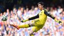 8. Thibaut Courtois, kemampuannya sebagai salah satu kiper muda terbaik di dunia tidak perlu diragukan. Para bomber PSG pasti akan kesulitan membobol gawang kiper asal Belgia ini. (AFP/Glyn Kirk)