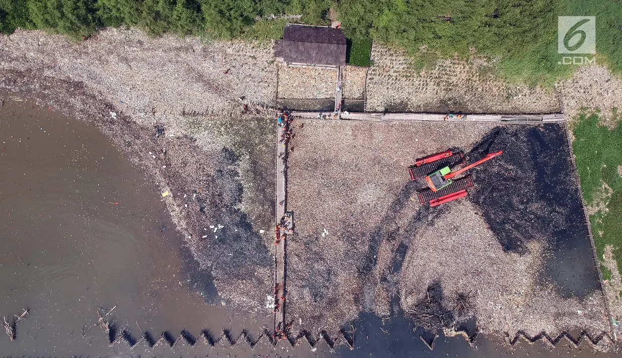 Foto aerial proses pengerukan sampah di kawasan Hutan Mangrove Ecomarine Muara Angke, Jakarta, Minggu (18/3). Selain merusak keindahan, tumpukan sampah setinggi satu meter ini mencemari perairan serta kawasan hutan mangrove. (Liputan6.com/Arya Manggala)