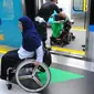 Seorang penyandang disabilitas di stasiun kereta api
