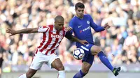 Striker Chelsea, Alvaro Morata, berebut bola dengan bek Stoke City, Glen Johnson, pada laga Premier League, di Stadion Bet365, Sabtu (23/9/2017). Chelsea menang 4-0 atas Stoke City. (AP/Nigel French)