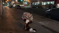 Seorang pria 36 tahun di Los Angeles tidur di jalanan usai merokok fentanyl pada Agustus 2022 lalu. Dok: AP Photo/Jae C. Hong