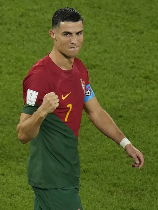 Penyerang Portugal Cristiano Ronaldo berselebrasi setelah mencetak gol ke gawang Ghana pada duel grup H Piala Dunia 2022 di stadion 974, Kamis (24/11/2022). Pemenang Ballon d'Or lima kali itu telah mencetak gol di empat turnamen sebelumnya.  (AP Photo/Francisco Seco)