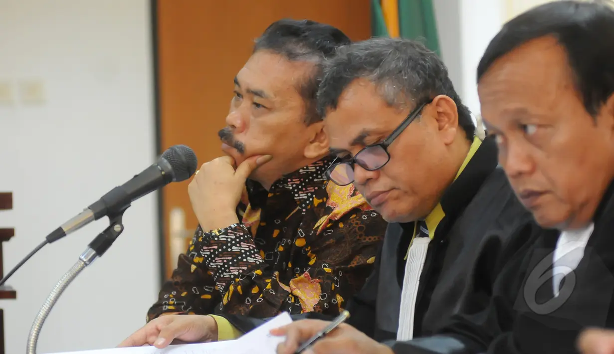 Terdakwa Bupati nonaktif Tapanuli Tengah Raja Bonaran Situmeang (kiri) menyimak penjelasan saksi saat mengikuti sidang di Pengadilan Tipikor, Jakarta, Senin (30/3/2015). (Liputan6.com/Herman Zakharia)