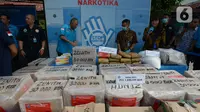 Kepala BNN, Komjen Heru Winarko melihat barang bukti hasil tindak pidana Narkotika untuk dimusnahkan di Lapangan Parkir BNN, Jakarta, Jumat (20/12/2019). BNN memusnahkan sebanyak 1.648.744 butir PCC, 56.921 gram serbuk PCC , 2.015 butir ekstasi dan 57.882.06 gram ganja. (merdeka.com/Imam Buhori)