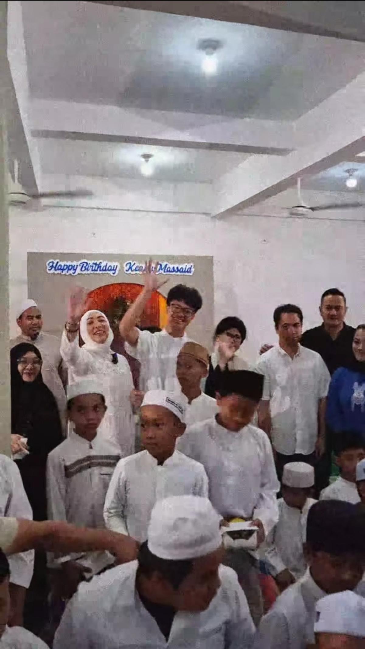 "Alhamdulillah, hari ini kita merayakan hari istimewa kamu bersama anak-anak pesantren. Betapa berkahnya melihat kamu tumbuh menjadi seorang anak yang baik hati dan penuh perhatian," ungkap Angelina Sondakh.