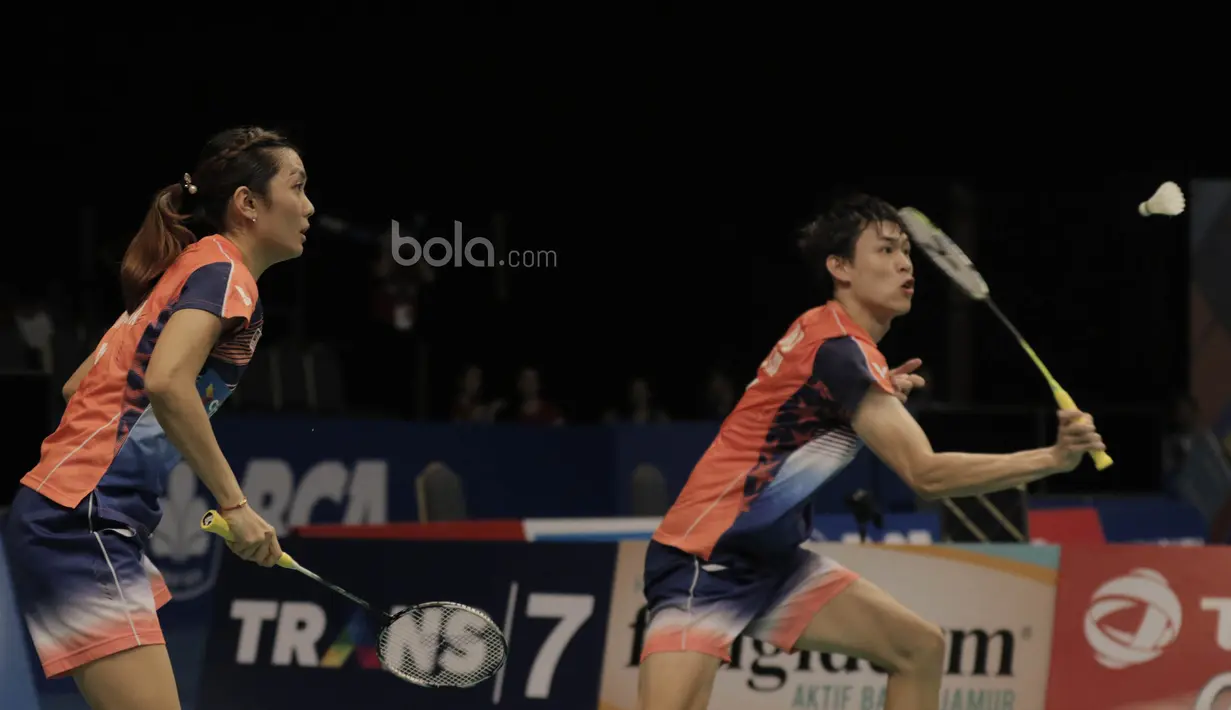 Pasangan Malaysia, Tan Kian Meng/Lai Pei Jing, kalah dari pasangan Indonesia, Tontowi Ahmad/Liliyana Natsir pada laga Indonesia Open 2017 di JCC, Jumat (16/6/2017). Indonesia 21-18, 21-16. (Bola.com/M Iqbal Ichsan)