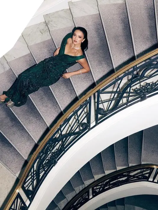 Pesona Raline Shah yang semakin memukau dan elegan di Festival Film Cannes ini sukses bikin netizen terpana. Bagaimana menurutmu penampilan Raline di hari ketiga ini, Sahabat Fimela? (Instagram/ralineshah).