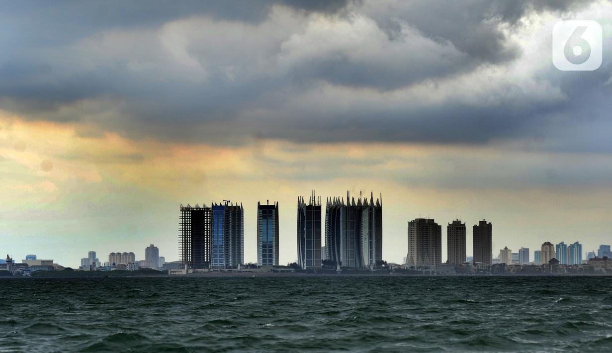 Awan cumulonimbus menyelimuti perairan Teluk Jakarta, Minggu (10/1/2021). Sejak beberapa hari terakhir, perairan Teluk Jakarta diselimuti cuaca ekstrem yang berbahaya bagi pelayaran dan penerbangan. (merdeka.com/Arie Basuki)