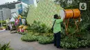 <p>Petugas menata dekorasi bertemakan Idul Fitri di kawasan Bundaran HI, Jakarta, Rabu (27/4/2022). Dekorasi berbentuk masjid, ketupat, dan bedug yang dihiasi oleh tanaman tersebut dalam rangka menyambut Idul Fitri 1443 Hijriah. (Liputan6.com/Faizal Fanani)</p>