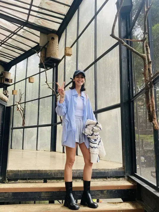 Di sejumlah kesempatan, ia kerap bergaya kasual. Baseball cap dan oversized shirt membuat tampilannya begitu nyaman dan menjanjikan. [Foto: Instagram/ Marsha Timothy]